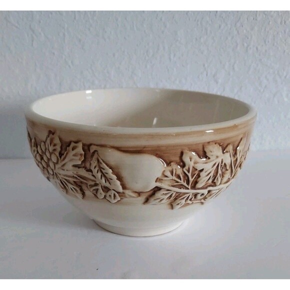 Euro Ceramica Vineyard 6" Soup Bowl Tuscan Embossed Grapes & Leaves On Beige - Picture 1 of 3
